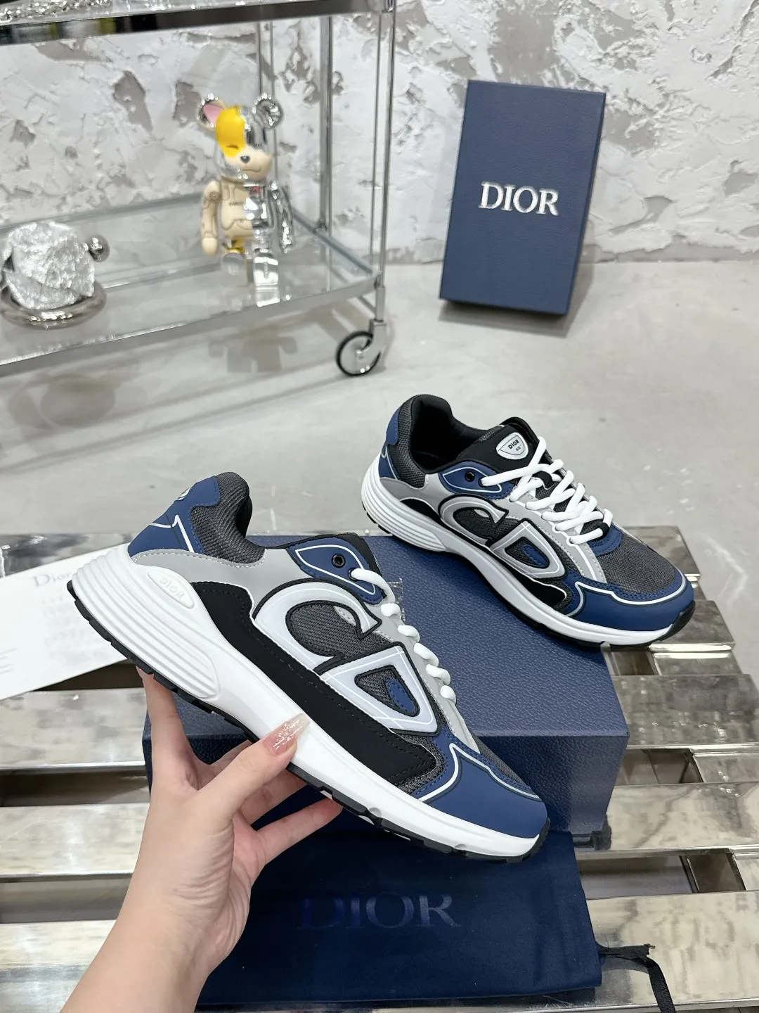 Men's men's shoes 💰600❤️❤️❤️High version Dior Dior's latest color matching B30 series reflective dad sneakers original 17380💰 purchased for development and production Brand new B30 sneakers Dad Shoes style shoes that follow the trend of the retro market The Dior logo on the tongue also indicates that this pair of shoes is the B30 model! B30 uses fine-textured leather and mesh cloth materials to form a shoe body. There are conspicuous letters CD on both sides of the shoe body to indicate identity. Many lines on the shoe body outline details to make the shoes look less monotonous and full of retro flavor. The delivery counter is exquisitely packaged🛍📦 ▪️Fabric: Original customized technical fabric + mesh ▪️Inner lining: Customized breathable lining ▪️Outsole: Original molded IP foam + TPU outsole ▪️Sole thickness: 3.5CM ▪️Size: Women’s size 35-40 / Men’s size 39-46